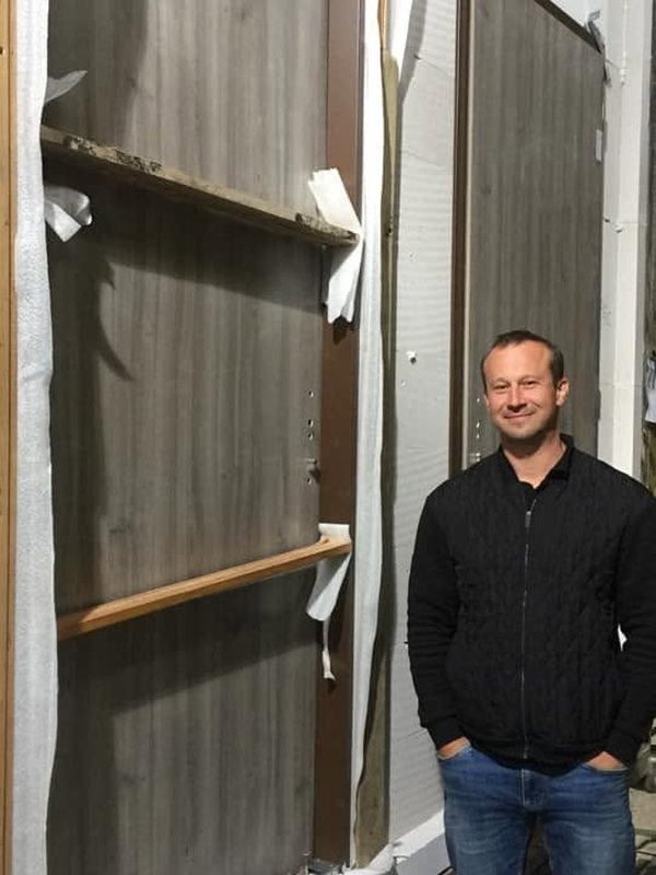 Nadrozměrný dveřní otvor připravený na atypické bezpečnostní dveře FORNOX, velikost v porovnání s postavou člověka