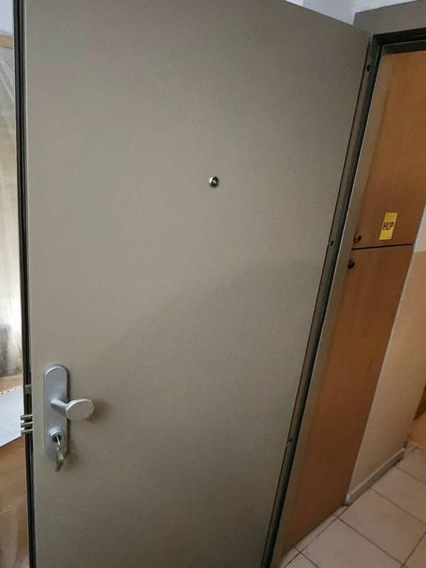 Bezpečnostné dvere FORNOX v olivovom odtieni po výmene pôvodných bytových dverí
