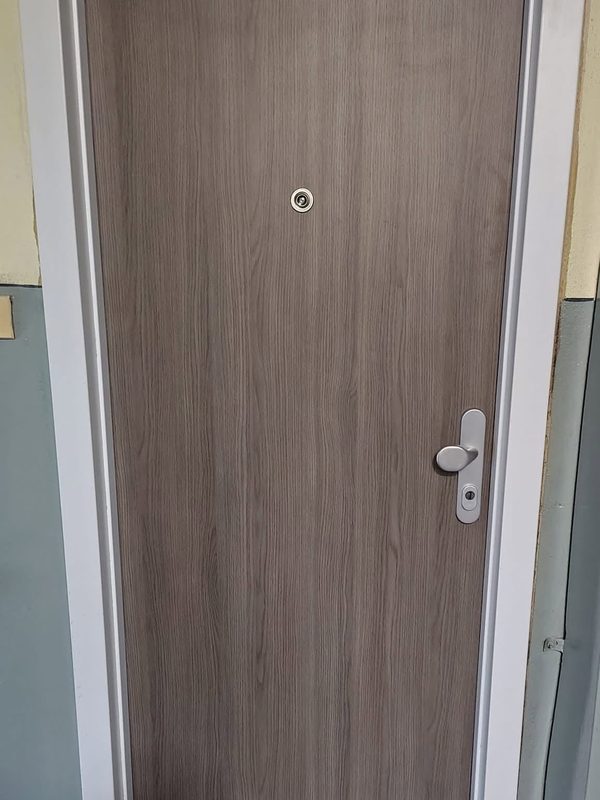 Bezpečnostné dvere FORNOX v dubovom drevodekore s nerezovým prahom v paneláku