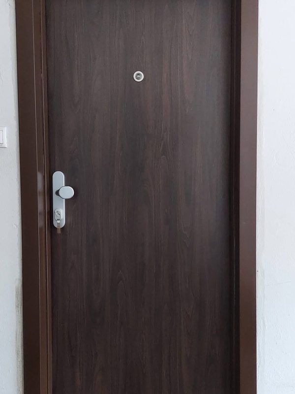Bezpečnostné dvere FORNOX v drevodekore wenge s tmavohnedou zárubňou