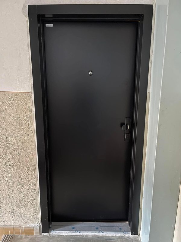 Čierne bezpečnostné dvere FORNOX osadené vo vchode panelákového bytu
