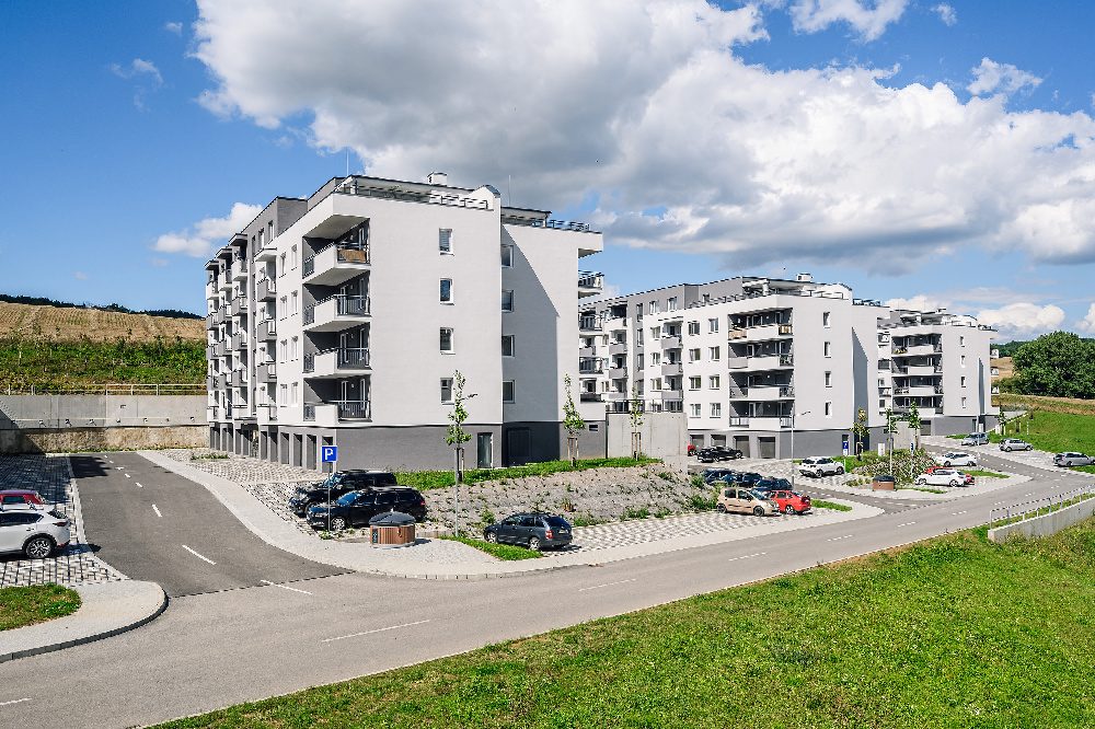Dokončený obytný súbor Halalovka — bytové domy s parkovaním